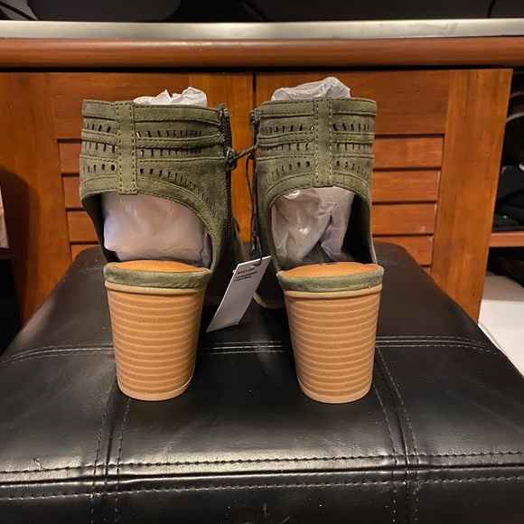 shoes - Picture 2 of 3